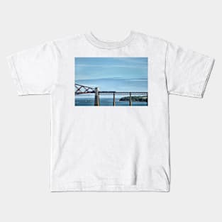 Train crossing over the Forth Bridge, Scotland Kids T-Shirt